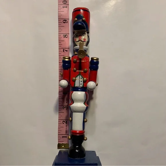 GUC Christmas Decor: Wooden Nutcracker Statue, Lightweight, Vintage - Picture 8 of 11